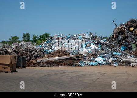 St. Paul, Minnesota. Pile di rottami metallici in un deposito di rifiuti in attesa di essere riciclati in un centro di riciclaggio. Foto Stock
