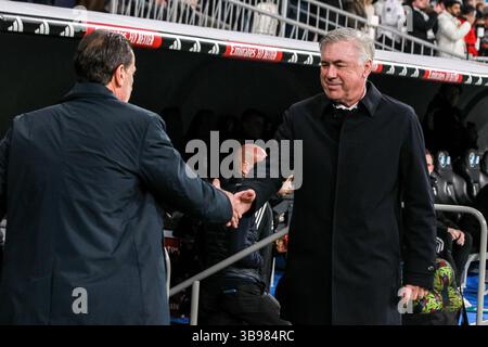 2 febbraio 2023, MADRID, MADRID, SPAGNA: Salvador Gonzalez ''Voro''', allenatore del Valencia, e Carlo Ancelotti, allenatore del Real Madrid, si salutano durante il campionato spagnolo, la Liga Santander, partita di calcio giocata tra il Real Madrid e il Valencia CF allo stadio Santiago Bernabeu il 2 febbraio 2023, a Madrid, Spagna. (Immagine di credito: © Irina R. Hipolito/AFP7 via ZUMA Press Wire) Foto Stock