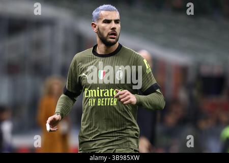7 aprile 2023, Milano, Lombardia, Italia: THEO HERNANDEZ dell'AC Milan #19 durante la partita di serie A della stagione 2022/23 tra AC Milan e Empoli allo Stadio Giuseppe Meazza il 7 aprile 2023 a Milano (Credit Image: © Mickael Chavet/ZUMA Press Wire) Foto Stock