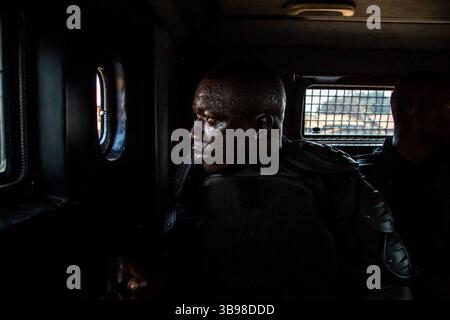 5 marzo 2020, Conakry, Conakry, Guinea: Le divisioni di polizia si stavano preparando ad andare a Wanindara e attraversarono l'intera città per parcheggiare vicino al sito delle manifestazioni con piccoli camion che trasportavano truppe. Il gas lacrimogeno è stato utilizzato più di 15 volte contro i giovani dimostranti che lanciano pietre. Almeno due agenti di polizia sono rimasti feriti e, dal lato dell'opposizione, ci sono stati 2 morti e molti feriti gravi... da metà ottobre, la capitale della Guinea vive al ritmo delle scene di guerriglia urbana tra giovani dimostranti del fronte Nazionale per la difesa della Costituzione An Foto Stock