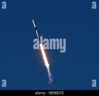 Dopo un ritardo di 48 ore SpaceX Starllink lancia un Falcon 9 con dozzine di satelliti e per la prima volta ceneri di persone nello spazio da Vandenberg SFB, CA/USA, martedì 31 gennaio 2023. Le ceneri 5 persone saranno sul razzo e orbiteranno intorno alla Terra per un massimo di 10 anni, prima di schiantarsi attraverso l'atmosfera e bruciare. Questo è il primo lancio da parte di StardustMe dalla nuova Zelanda di resti umani in orbita Sense 1992, quando una navetta spaziale della NASA trasportò le ceneri del creatore di Star Trek Gene Roddenberry?. (Immagine di credito: © Gene Blevins/ZUMA Press Wire) Foto Stock