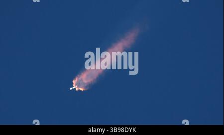 Dopo un ritardo di 48 ore SpaceX Starllink lancia un Falcon 9 con dozzine di satelliti e per la prima volta ceneri di persone nello spazio da Vandenberg SFB, CA/USA, martedì 31 gennaio 2023. Le ceneri 5 persone saranno sul razzo e orbiteranno intorno alla Terra per un massimo di 10 anni, prima di schiantarsi attraverso l'atmosfera e bruciare. Questo è il primo lancio da parte di StardustMe dalla nuova Zelanda di resti umani in orbita Sense 1992, quando una navetta spaziale della NASA trasportò le ceneri del creatore di Star Trek Gene Roddenberry?. (Immagine di credito: © Gene Blevins/ZUMA Press Wire) Foto Stock