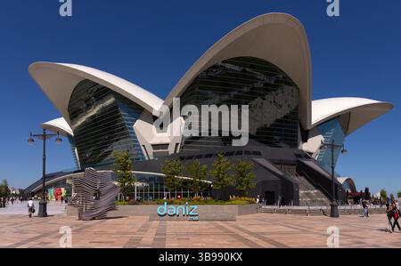 Baku. Azerbaigian. 05.14.2022. Centro commerciale Deniz Mall su Baku Boulevard. Foto Stock