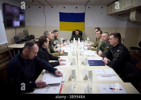23 marzo 2023, Charkiv, Oblast di Charkiv, Ucraina: Il presidente ucraino Volodymyr Zelenskyy, centro, tiene un briefing con funzionari locali e leader militari durante una visita nella regione di Kherson, 23 marzo 2023 a Posad-Pokrovske, Oblast di Kherson, Ucraina. (Immagine di credito: © Pool /Ukrainian Presidentia/Planet Pix via ZUMA Press Wire) Foto Stock