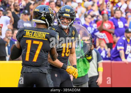 6 novembre 2022: Il wide receiver dei Washington Commanders Dax Milne (15) festeggia con i Washington Commanders il wide receiver Terry McLaurin (17) dopo un touchdown nella partita NFL tra i Minnesota Vikings e i Washington Commanders a Landover, MD. Reggie Hildred/CSM (Credit Image: © Reggie Hildred/CSM via ZUMA Press Wire) Foto Stock