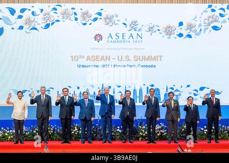 12 novembre 2022, Phnom Penh, Cambogia: I leader ondeggiano durante la foto di gruppo all'inizio del vertice ASEAN, 12 novembre 2022, a Phnom Penh, Cambogia. Da sinistra a destra: Il presidente filippino Ferdinand Marcos Jr., il primo ministro di Singapore Lee Hsien Loong, il primo ministro della Thailandia Prayuth Chan-ocha, il primo ministro del Vietnam Pham Minh Chinh, il presidente degli Stati Uniti Joe Biden, il primo ministro cambogiano Hun Sen, il presidente indonesiano Joko Widodo, il sultano del Brunei Hassanal Bolkiah, il primo ministro del Laos Phankham Viphavanh, e il presidente malese della camera dei rappresentanti di Azhar Azian. (Immagine di credito: © Adam Foto Stock