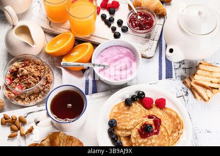 Colazione sana e gustosa con tè e succo d'arancia. Vista dall'alto. Foto Stock