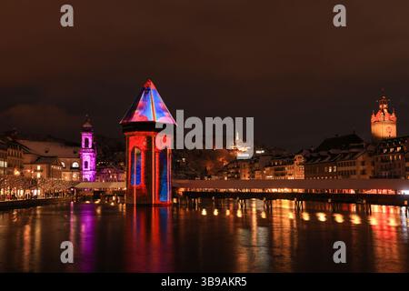 Lucerna, Svizzera - 19 gennaio 2024: Illuminazione colorata sul Ponte della Cappella e altri luoghi di interesse della città durante il festival dello spettacolo di luci a Lucerna Foto Stock