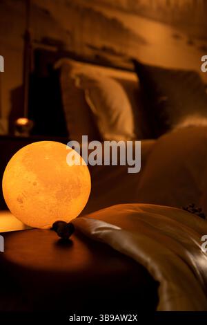 luce per comodino posizionata vicino al bed​ Foto Stock