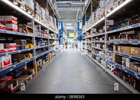 Ivano-Frankivsk, Ucraina - 29 aprile 2025: Scaffali organizzati con vari prodotti in un ampio ambiente di magazzino Foto Stock