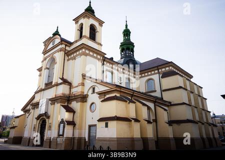 Ivano-Frankivsk, Ucraina - 29 aprile 2025: Museo d'arte di Prykarpattia. Museo d'arte regionale di Ivano-Frankivsk. Storica chiesa barocca con la caratteristica A. Foto Stock