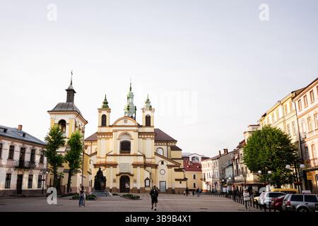 Ivano-Frankivsk, Ucraina - 29 aprile 2025: Museo d'arte di Prykarpattia. Museo d'arte regionale di Ivano-Frankivsk. Storica chiesa gialla con arcate panoramiche Foto Stock