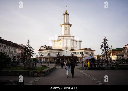 Ivano-Frankivsk, Ucraina - 29 aprile 2025: Ratusha, Ivano-Frankivsk. Una tranquilla vista del centro cittadino con un edificio storico centrale e dintorni rilassati Foto Stock