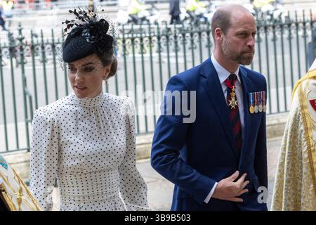 Londra, Regno Unito. 9 maggio 2025. Il principe William (R) e Caterina, Principessa di Galles, giungono all'Abbazia di Westminster per partecipare a una cerimonia di ringraziamento in occasione del 80° anniversario del VE Day, o Victory in Europe Day, a Londra, in Gran Bretagna, 8 maggio 2025. Crediti: Xinhua/Alamy Live News Foto Stock