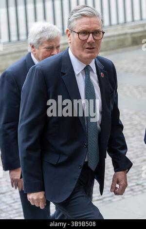 Londra, Regno Unito. 9 maggio 2025. Il primo ministro britannico Keir Starmer arriva all'Abbazia di Westminster per partecipare a una cerimonia di ringraziamento in occasione del 80° anniversario del VE Day, o Victory in Europe Day, a Londra, in Gran Bretagna, 8 maggio 2025. Crediti: Xinhua/Alamy Live News Foto Stock