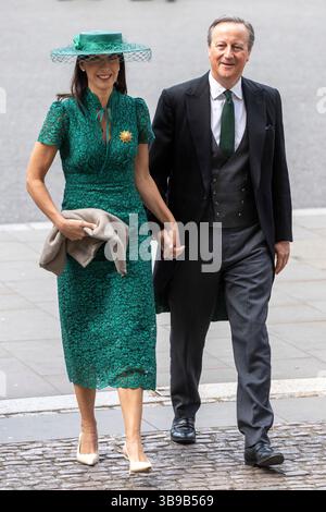 Londra, Regno Unito. 9 maggio 2025. L'ex primo ministro britannico David Cameron (R) arriva all'Abbazia di Westminster per partecipare a una cerimonia di ringraziamento in occasione del 80° anniversario del VE Day, o Victory in Europe Day, a Londra, in Gran Bretagna, 8 maggio 2025. Crediti: Xinhua/Alamy Live News Foto Stock