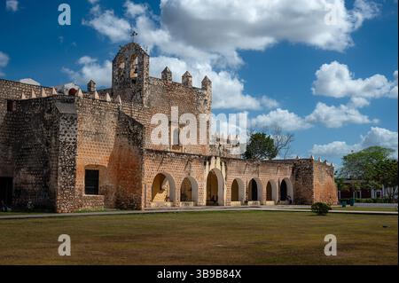 Vista esterna del Convento di San Bernardino de Siena, Valladolid, Messico Foto Stock