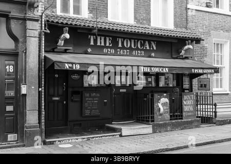 Londra, Inghilterra - 28 aprile 2025: Il Toucan Bar, un popolare bar Guinness, in Carlisle Street a Soho, Londra Foto Stock