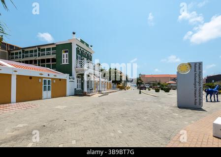 Oranjestad, Aruba - 11 aprile 2024: Vista diurna sulla strada di Oranjestad, che mette in evidenza il Museo Archeologico Nazionale di Aruba. Foto Stock