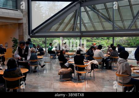 Il Miho Museum è stato progettato dall'architetto I.M .Pei e si trova a sud-est di Kyoto, nel quartiere Shigaraki della città di Koka nella prefettura di Shiga, in Giappone. Foto Stock