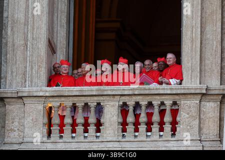Roma, Italia. 8 maggio 2025. I cardinali si trovano sul balcone laterale della basilica di San Pietro. Papa Leone XIV è un cardinale americano chiamato Robert Francis Prevost e successore di Papa Francesco. Il conclave si riunì nella Cappella Sistina. Credito: SOPA Images Limited/Alamy Live News Foto Stock