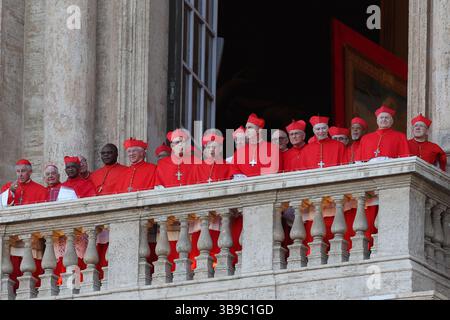Roma, Italia. 8 maggio 2025. I cardinali si trovano sul balcone laterale della basilica di San Pietro. Papa Leone XIV è un cardinale americano chiamato Robert Francis Prevost e successore di Papa Francesco. Il conclave si riunì nella Cappella Sistina. Credito: SOPA Images Limited/Alamy Live News Foto Stock