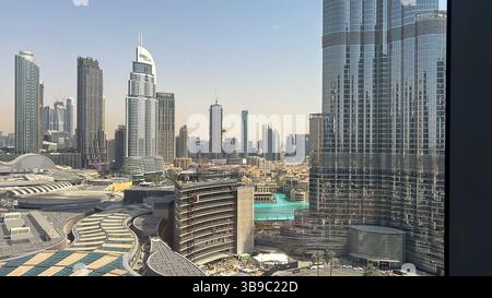 Questa immagine mostra il vivace e dinamico skyline di una grande città metropolitana, probabilmente Dubai negli Emirati Arabi Uniti. Foto Stock