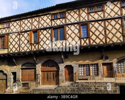 Affascinante facciata a graticcio nel quartiere medievale di Montferrand, Puy de Dome, Alvernia Rodano Alpes. Francia Foto Stock