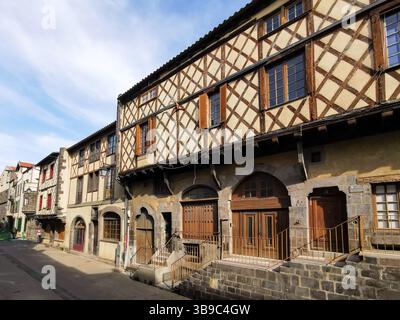 Affascinante facciata a graticcio nel quartiere medievale di Montferrand, Puy de Dome, Alvernia Rodano Alpes. Francia Foto Stock