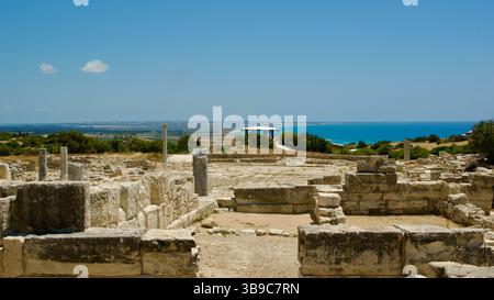 Antiche rovine caratterizzate da colonne e mura in pietra con una splendida vista della costa e dell'orizzonte, che rappresentano l'architettura storica e il panorama Foto Stock
