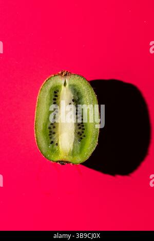 Frutta kiwi tagliata a metà su sfondo luminoso Foto Stock