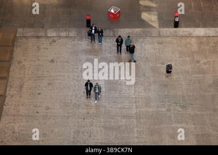 Londra, Regno Unito. 9 maggio 2025. I visitatori arrivano nella sala turbine della Tate Modern. La galleria d'arte di Bankside celebra il suo 25° anniversario questo fine settimana. Sono previsti eventi speciali per tutto il fine settimana. Crediti: Anna Watson/Alamy Live News Foto Stock