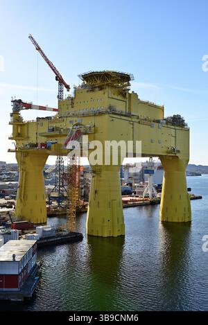 Piattaforma di conversione offshore Dolwin Epsilon a Haugesund nella Norvegia occidentale. Foto Stock