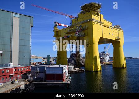 Piattaforma di conversione offshore Dolwin Epsilon a Haugesund nella Norvegia occidentale. Foto Stock