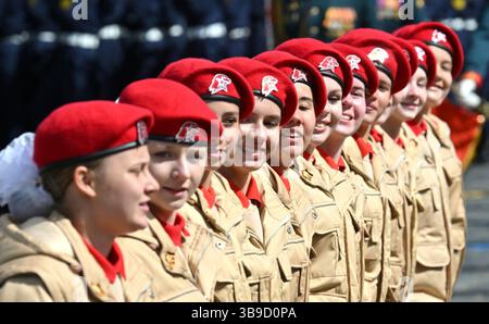 Mosca, Russia. 9 maggio 2025. Le cadette russe marciano oltre lo stand di revisione durante l'annuale parata militare della giornata della Vittoria attraverso la Piazza Rossa, il 9 maggio 2025, a Mosca, Russia. I capi di Stato si sono Uniti al presidente russo Vladimir Putin per le celebrazioni del 80° anniversario della vittoria sulla Germania nazista durante la seconda guerra mondiale. Credito: Gavriil Grigorov/Cremlino Pool/Alamy Live News Foto Stock