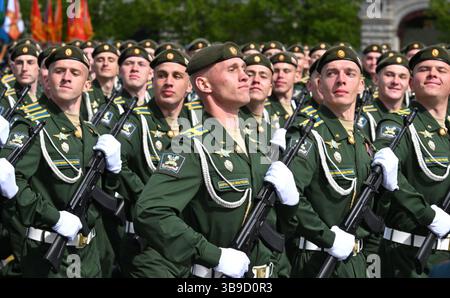 Mosca, Russia. 9 maggio 2025. I soldati russi marciano oltre lo stand di revisione durante l'annuale parata militare della giornata della Vittoria attraverso la Piazza Rossa, il 9 maggio 2025, a Mosca, in Russia. I capi di Stato si sono Uniti al presidente russo Vladimir Putin per le celebrazioni del 80° anniversario della vittoria sulla Germania nazista durante la seconda guerra mondiale. Credito: Gavriil Grigorov/Cremlino Pool/Alamy Live News Foto Stock