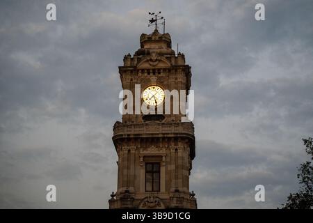 Una vista accattivante della torre dell'orologio illuminata di Istanbul, Turchia, che si erge in alto contro il cielo notturno. Foto Stock