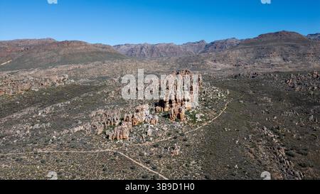 Una splendida vista aerea dell'area selvaggia di Cederberg in Sud Africa, che mostra le sue aspre montagne e le spettacolari formazioni rocciose. Foto Stock