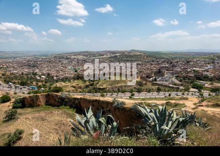View of FES o Fez, è una città nel nord dell'entroterra del Marocco, una delle più grandi città del Marocco, nel nord-ovest dell'Atlante. Foto Stock