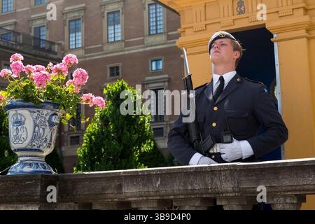 STOCCOLMA, SVEZIA - 27 GIUGNO 2016: Questa è la guardia d'ora del Palazzo reale. Foto Stock