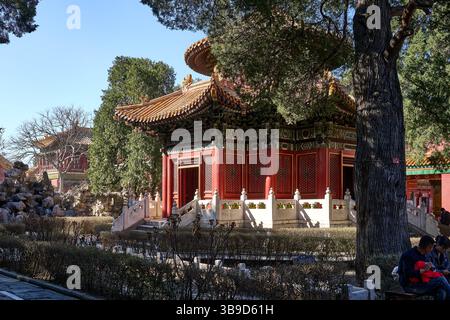 Tranquillo Pavilion Garden all'interno della città Proibita circondato da alberi e formazioni rocciose Foto Stock