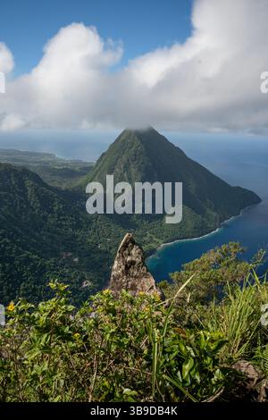 Vista dalla cima del Petit Piton di Gros Piton su St. Lucia. Scattata con una fotocamera mirrorless nei Caraibi sulla splendida isola di Saint Lucia. Foto Stock