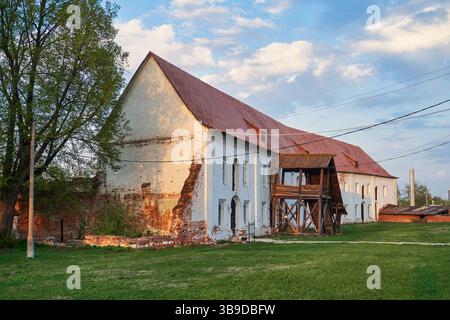 Vecchio edificio bianco con tetto rosso e struttura in legno Foto Stock