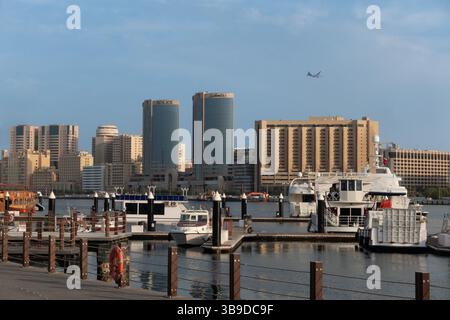 Vista dall'area di al Seef attraverso il Dubai Creek, Dubai, Emirati Arabi Uniti. Foto Stock