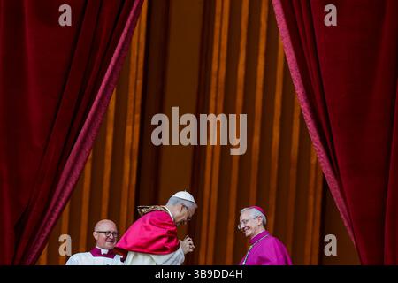 Città del Vaticano, Vaticano - il cardinale Robert Francis Prevost, neoeletto Papa Leone XIV, accoglie pellegrini e benefattori mentre si erge sul balcone della Basilica di San Pietro dopo la sua elezione a città del Vaticano, 8 maggio 2025. Divenne il 267° papa dopo 4 turni di voto da parte di 112 cardinali elettori. Foto Stock