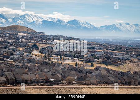 Quartiere di nuove case con montagne innevate sullo sfondo nello stato americano dello Utah. Foto Stock