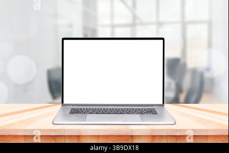 Computer portatile con schermo vuoto sul tavolo con sfondo sfocato all'interno dell'ufficio. Computer moderno, laptop con schermo vuoto sul tavolo con area di lavoro Foto Stock