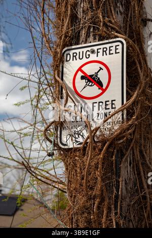 New Orleans, Louisiana - Un cartello annuncia una zona scolastica libera da droga e armi. Foto Stock