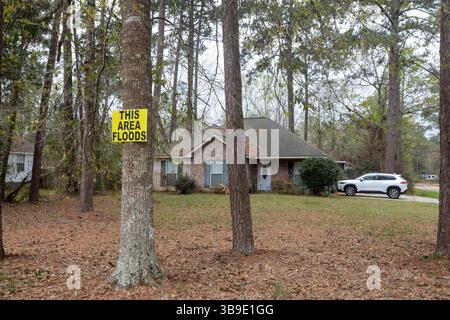 Covington, Louisiana - i cartelli segnalano il potenziale di inondazione in un quartiere periferico. Foto Stock