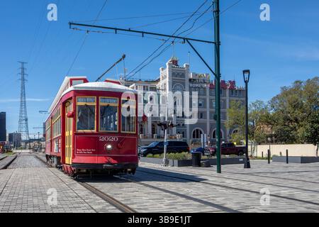 New Orleans, Louisiana - Un tram di New Orleans lungo il lungofiume del quartiere francese. Foto Stock